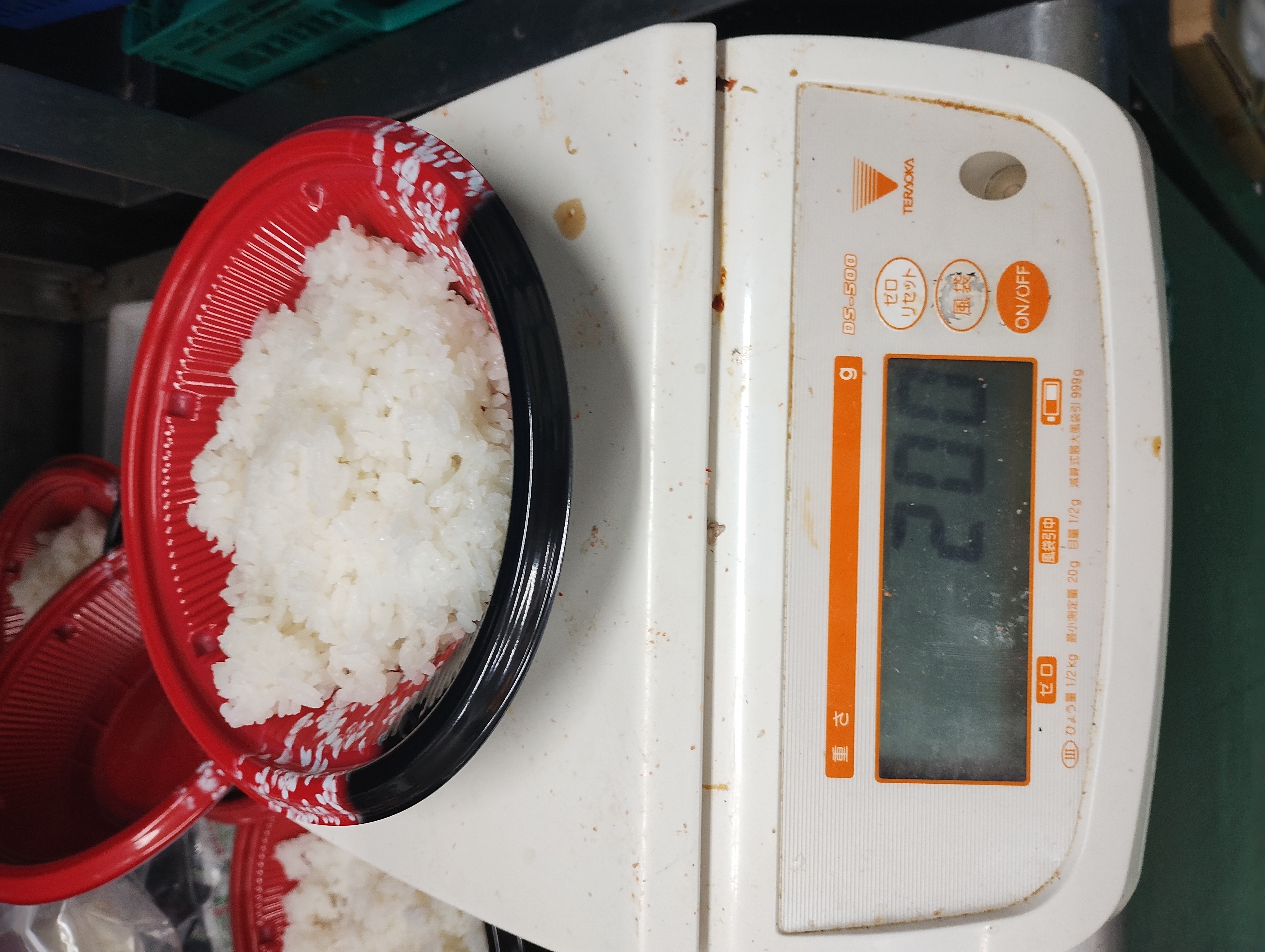 丼ぶりにごはんを200g計量している様子