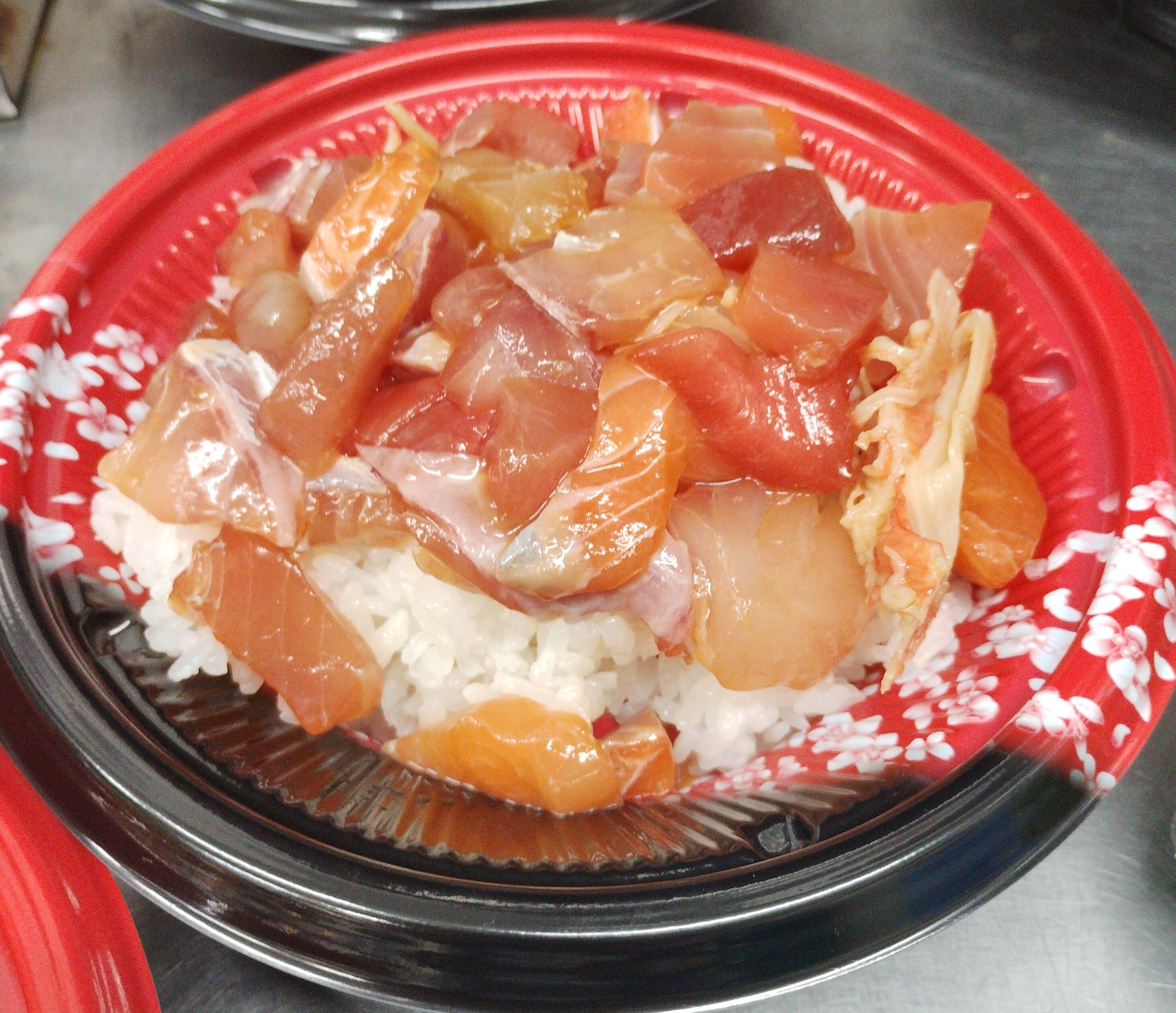 丼ぶりに具を盛り付けた状態
