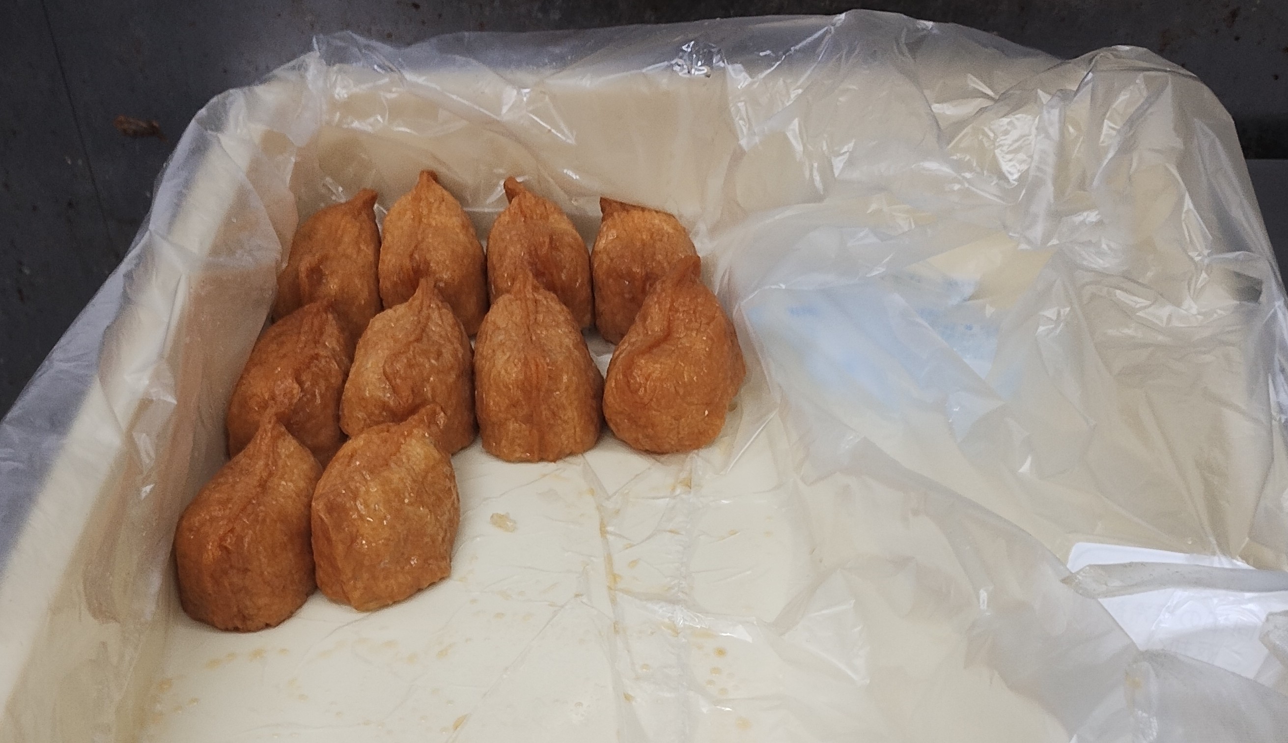 稲荷寿司の入ったケース