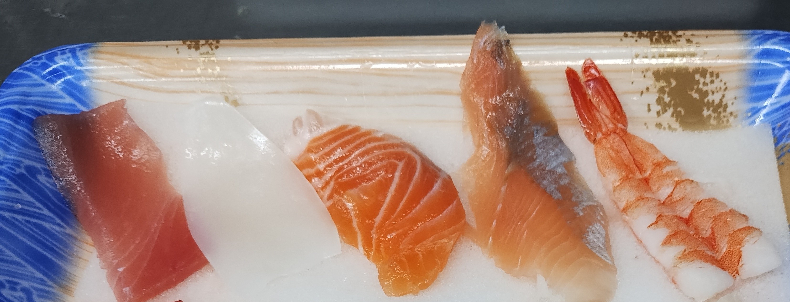 寿司ネタの種類1:まぐろ、イカ、サーモン、あぶりサーモン、エビ